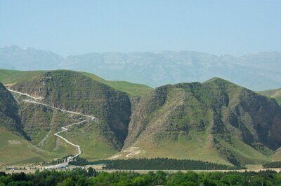Ахалтекинский скакун и погонщик в традиционной одежде тельпек Туркменистан